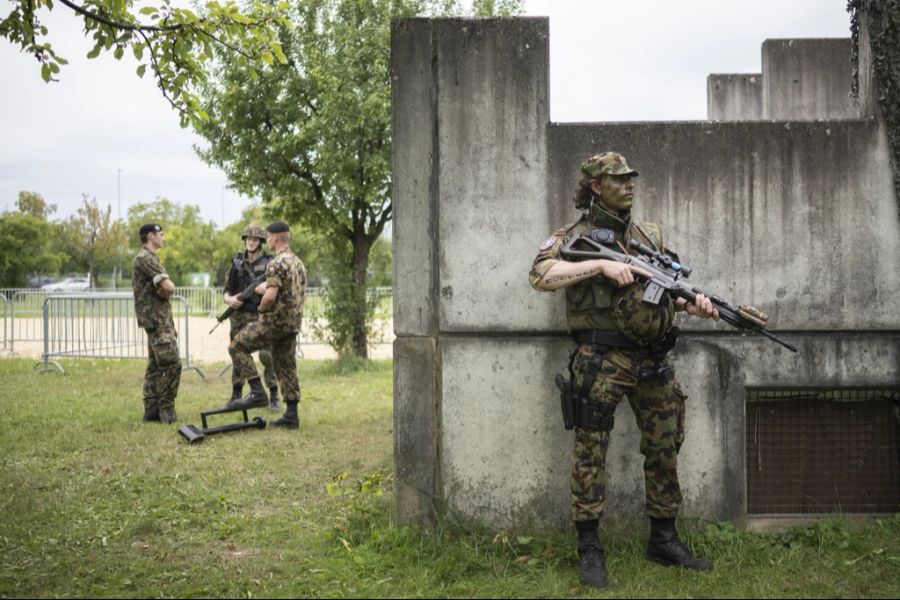 Immer wieder werden Angehörige der Schweizer Armee im Rahmen ihrer Ausbildung bei Unfällen verletzt oder sogar getötet. (Symbolbild)