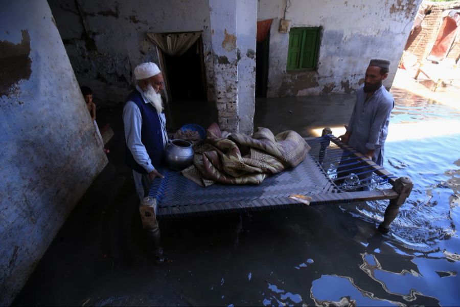 Bewohner in Pakistan retten ihr Hab und Gut.