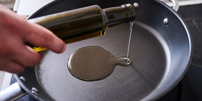 Als Ursache im Vordergrund steht demnach fahrlässiges Verhalten mit einer Pfanne, in der Öl erhitzt wurde. (Symbolbild) Öl Pfanne