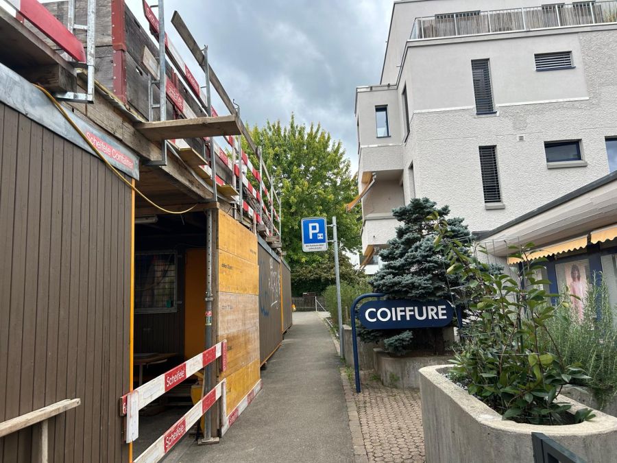 Es steht eine Baustelle vor ihrem Geschäft.