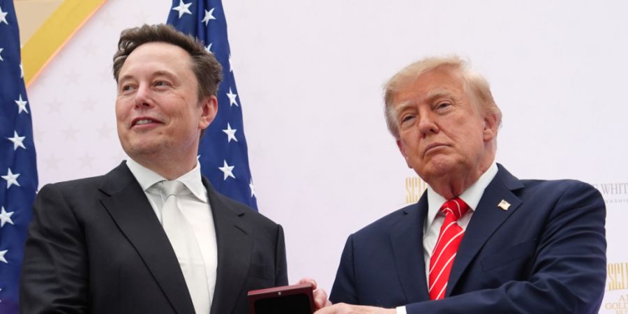 ARCHIV - US-Präsident Donald Trump (r) überreicht Elon Musk während einer Veranstaltung im U.S. Institute of Peace die «National Medal of Science». Foto: Julia Demaree Nikhinson/AP/dpa