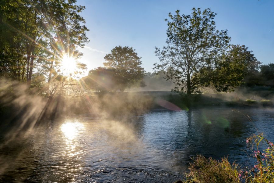 Am Samstag und Sonntag startet der Morgen jeweils noch neblig. Doch die Schwaden verziehen sich schnell.