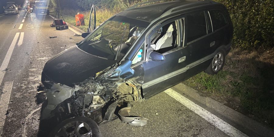 An beiden beteiligten Personenwagen entstand Totalschaden.