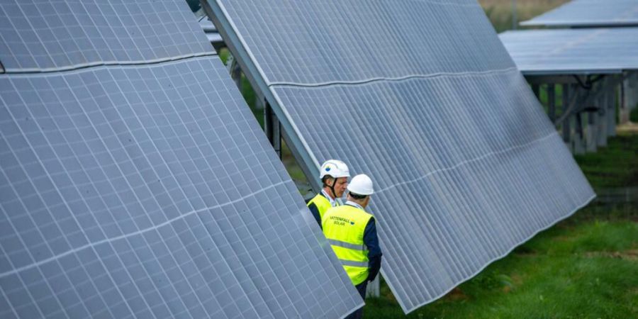 Im deutschen Bundesland Mecklenburg-Vorpommern ist bereits eine grosse Agri-PV-Anlage in Betrieb. Die Module können bei landwirtschaftlichen Arbeiten hochgeklappt werden. (Archivbild)