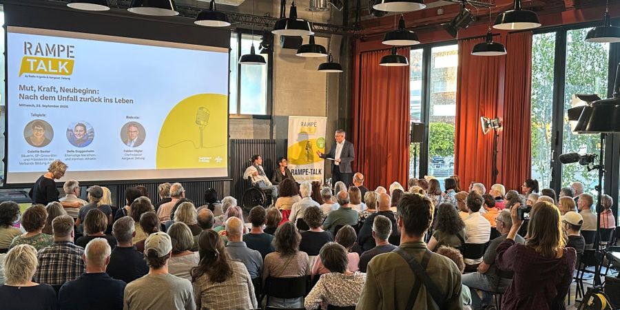 Das Publikum dankte die Offenheit der Podiumsgäste mit einem vollen Haus.