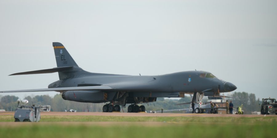 ARCHIV - Angehörige der US-Luftwaffe arbeiten auf der RAF Fairford, einem Stützpunkt der US-Luftwaffe in Fairford, England, an einem B-1-Bomber. In Großbritannien stehen fünf Männe...