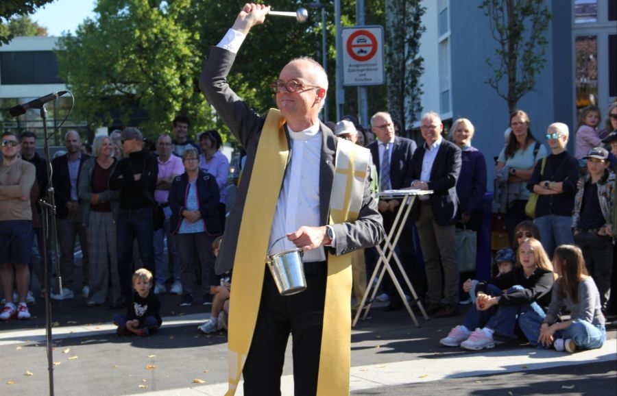Auch die Segnung der Schulanlage gehörte zum symbolischen Akt der Einweihung.