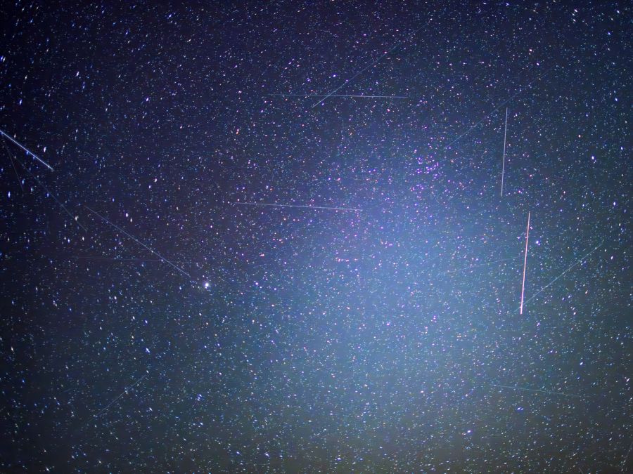 Starlink-Satelliten sind im Vergleich zu älteren Technologien nahe an der Erde positioniert.