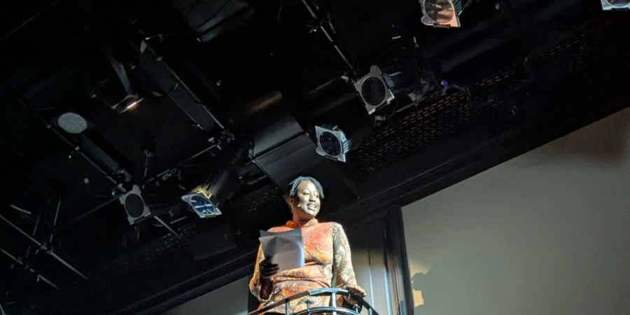 Davide-Christelle Sanvee hat am Theaterfestival Play 2025 in Bern ihren Text performt. Die interdisziplinäre Künstlerin lebt unter anderem in Genf, war 2024 in Residenz an der Kaserne...
