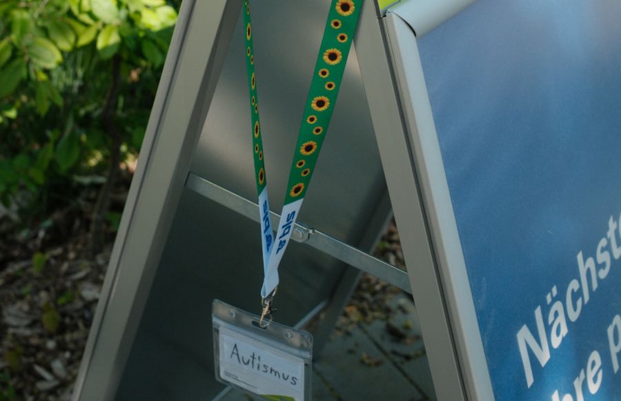 Seit dem 1. Mai bietet daher die BLS sogenannte Sunflower Lanyards kostenlos in Reisezentren an.