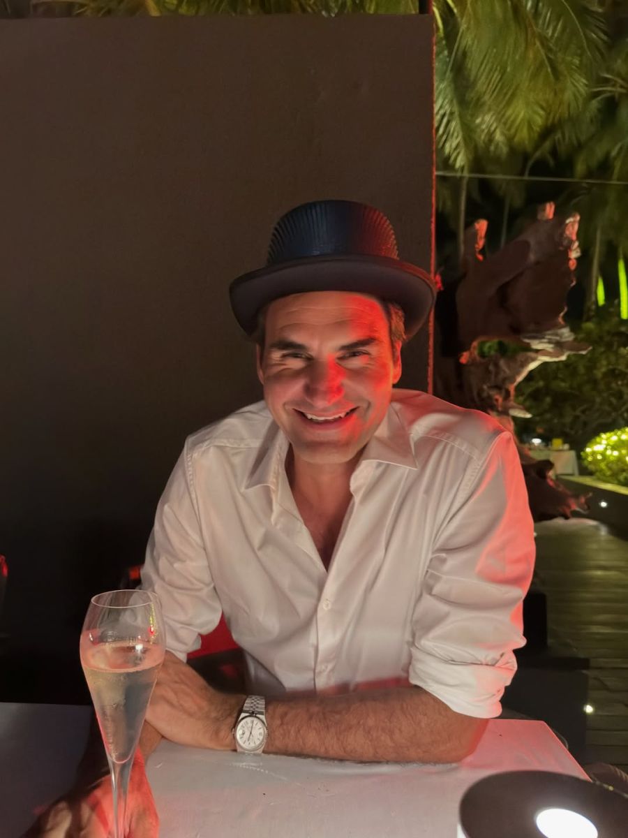 Das Cüpli ist bereit. Roger Federer hat gute Laune.