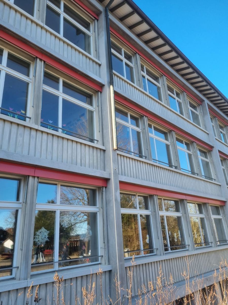 Auch an dieser Stelle fehlt beim Schulhaus Wandermatte ein Teil der Kupfer-Regenrinne.