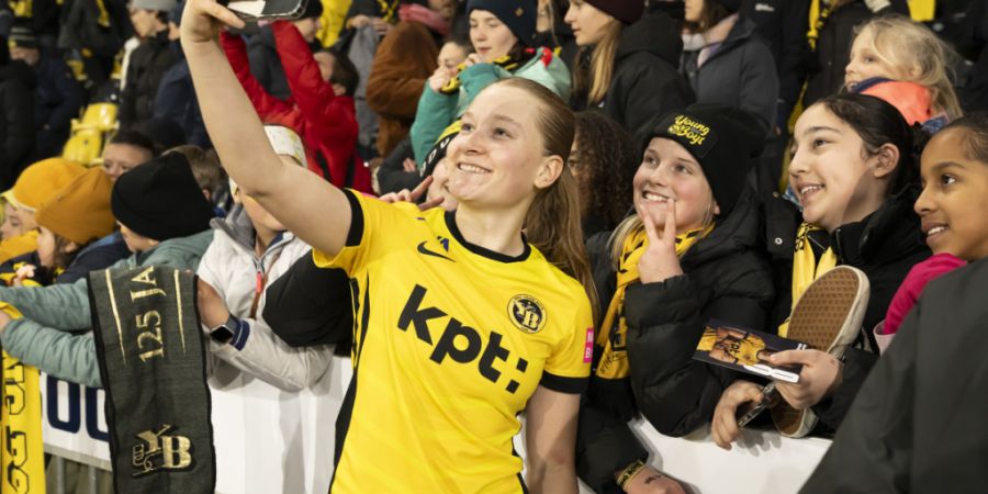 Die YB-Frauen und ihre Fans sind im Cupfinal-Fieber. Das Bild zeigt Noa Linn Münger nach dem Sieg im Halbfinal gegen Basel. (Archivbild)