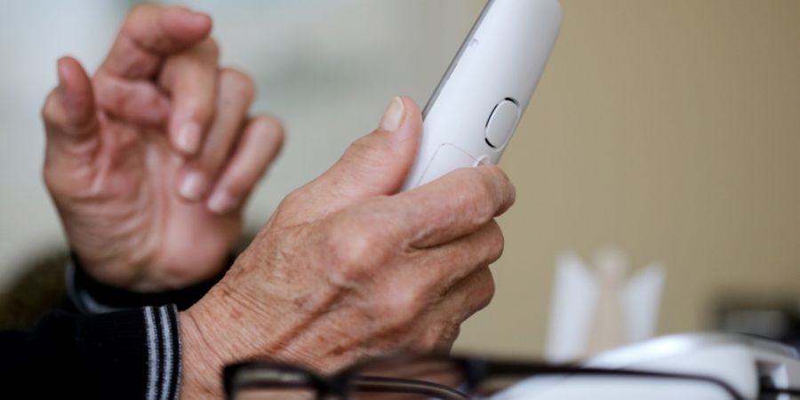 Infolge der schnellen Reaktion von zwei Freiburgerinnen hat die Kantonspolizei drei mutmassliche «falsche Polizisten» festgenommen. (Archivbild)