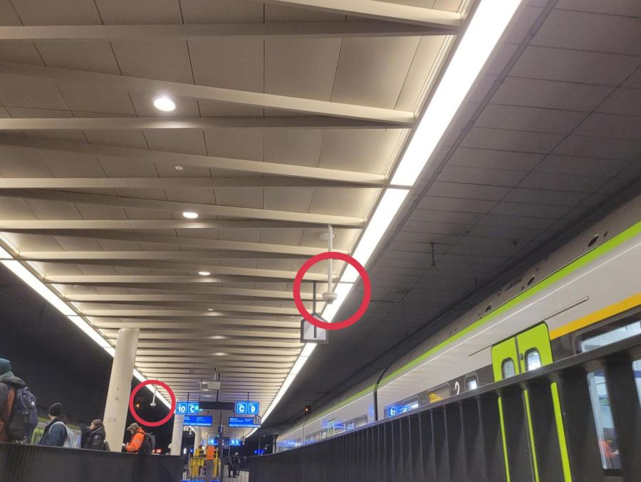 Was dabei auffällt: Rund alle 20 Meter hängt eine auffällige Kamera vom neu installierten Deckensegel.