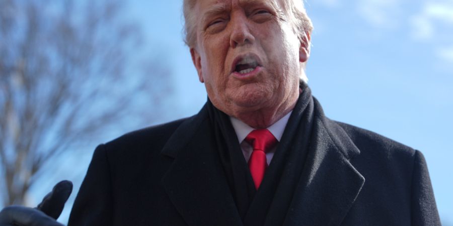 ARCHIV - US-Präsident Donald Trump spricht am Dienstag mit Reportern, bevor er an Bord der Marine One auf dem South Lawn des Weißen Hauses geht. Foto: Evan Vucci/AP/dpa