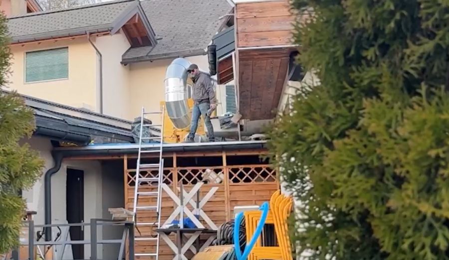 Er führte dabei Arbeiten an seinem Restaurant in Lens VS aus.