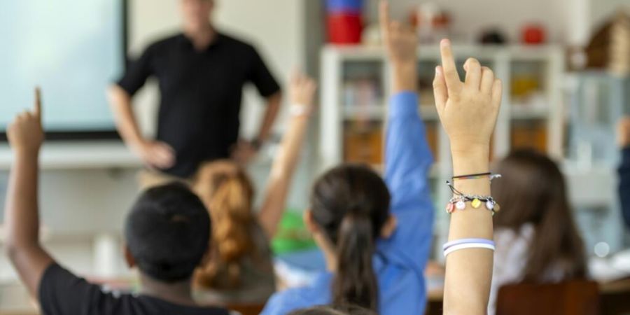Eltern dürfen für allenfalls notwendige Dolmetscherdienste bei Gesprächen an der Aargauer Volksschule nicht zur Kasse gebeten werden. (Symbolbild)