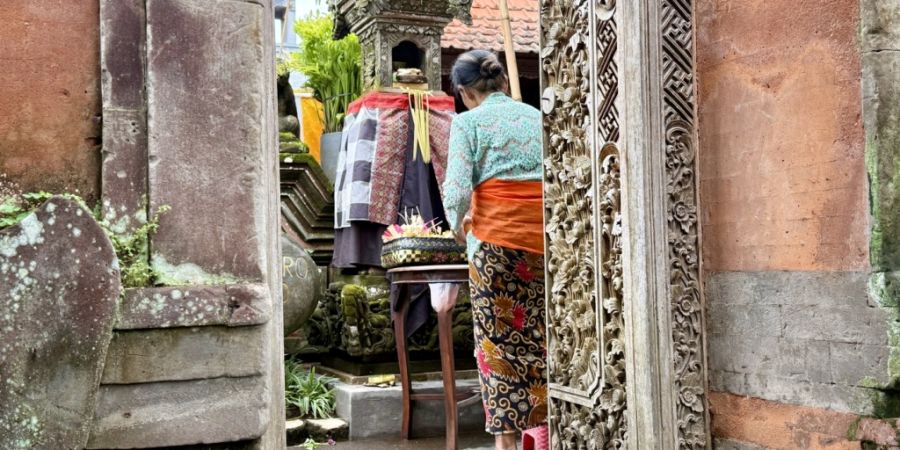 ARCHIV - Eine Balinesin in traditioneller Kleidung bereitet in einem Tempel in Ubud auf Bali eine Zeremonie vor. Der balinesische Hinduismus ist samt Mythen und Ritualen auf Bali allgeg...
