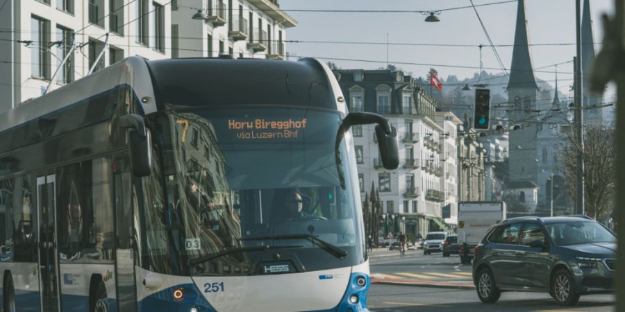 In der Stadt Luzern und den umliegenden Gemeinden ist ab heute Donnerstag zum ersten Mal ein Batterie-Trolleybus unterwegs.