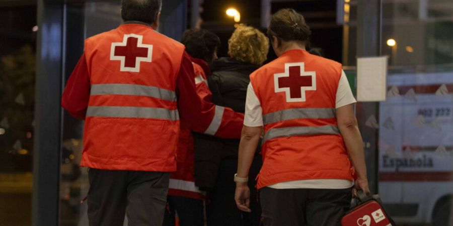 dpatopbilder - Sanitäter sind im Einsatz während Angehörige der Passagiere des Zuges von Puerta de Atocha nach Huelva zum Bahnhof von Huelva kommen. Mehrere Menschen sind im Süden S...