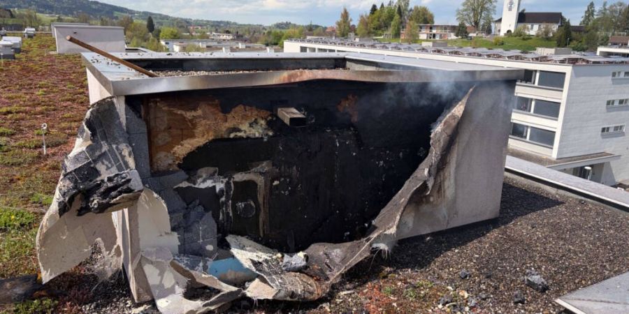 Ein Blitz sorgte für einen Brand auf einem Hausdach in Wittenbach SG.