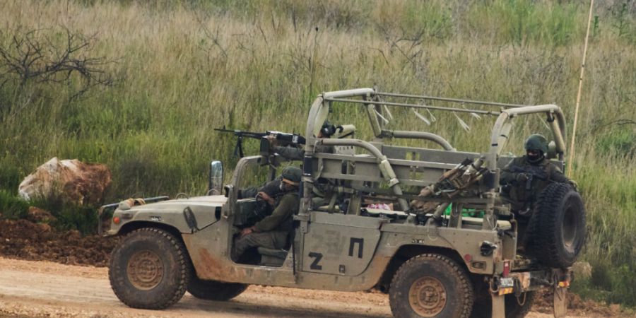 ARCHIV - Israelische Soldaten fahren im Südlibanon, vom Norden Israels aus gesehen. Foto: Ariel Schalit/AP/dpa (Archivbild)