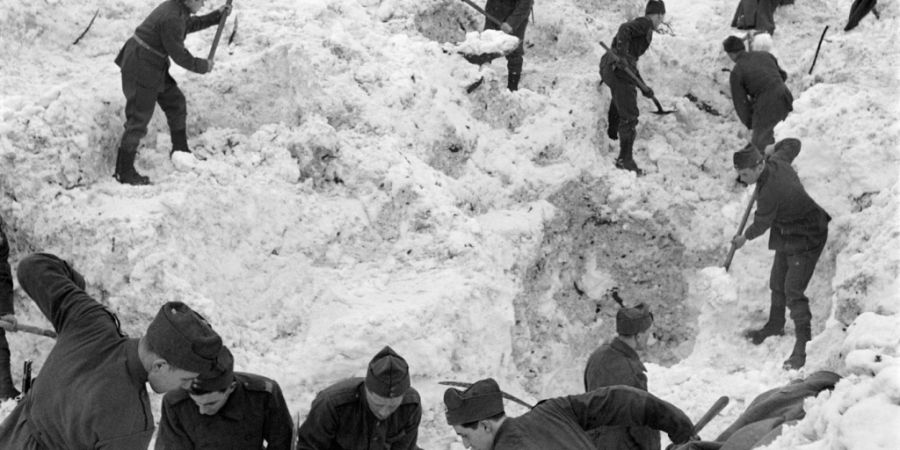 Mehr als zwei Wochen nach der Katastrophe war ein Bataillon der Armee noch immer damit beschäftigt, den Schnee zu beseitigen. (Archivbild)