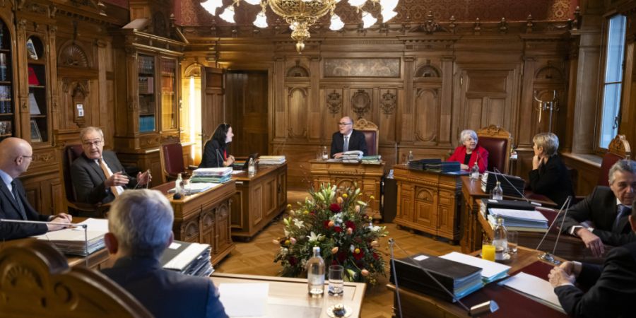 Der Bundesrat soll weiterhin zu siebt regieren und nicht mit neun Personen. Dieser Ansicht ist der Nationalrat. (Archivbild)