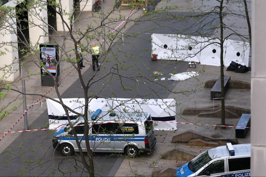 Sichtschutzwände wurden in der Grimmaischen Strasse aufgestellt – hinter ihnen liefen die Ermittlungen weiter.