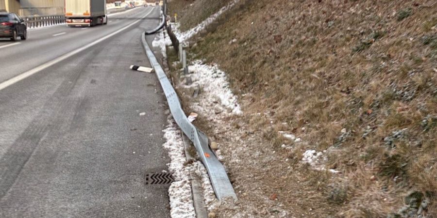 Die Leitplanke wurde auf einer Länge von 50 Metern niedergedrückt.