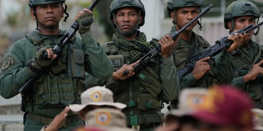Mitglieder der venezolanischen Streitkräfte nehmen an der Beerdigung von Soldaten teil, die bei der Gefangennahme des venezolanischen Präsidenten Maduro und seiner Frau durch US-Spezi...