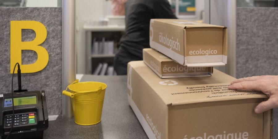 Künftig wird es in Riehen BS nur noch eine Poststelle geben. Das Angebot in einer Apotheke im Rauracher schliesst. (Symbolbild)