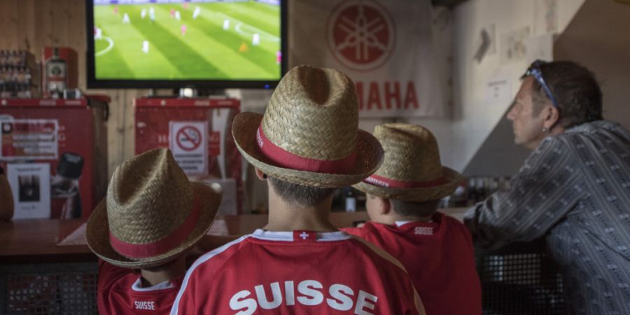 Nati-Fans dürfen in Baselbieter Beizen während der Fussball-WM bis 02.00 Uhr feiern. (Archivbild)