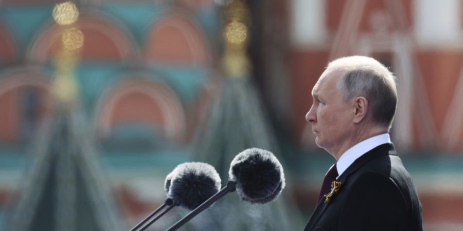 ARCHIV - Der russische Präsident Wladimir Putin hält eine Rede während der Militärparade zum Tag des Sieges anlässlich des 78. Jahrestages des Endes des Zweiten Weltkrieges auf dem...