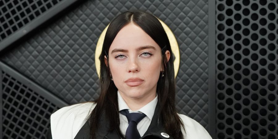 Billie Eilish legt nach und veröffentlicht auf Instagram Videos, die die Bedingungen in der Tierhaltung und vor der Schlachtung zeigen.
