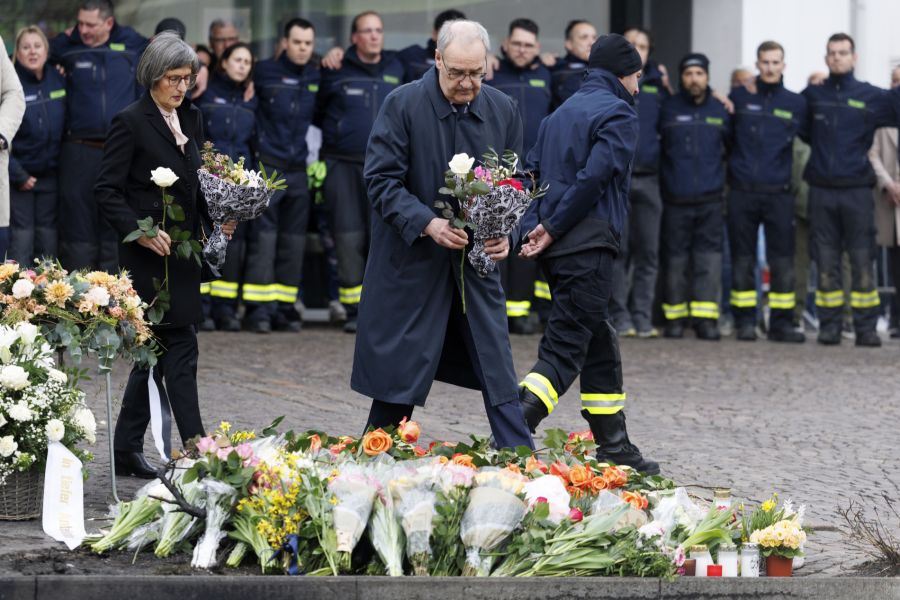 Die Betroffenheit in der Schweiz ist gross. Bundespräsident Guy Parmelin und seine Gattin Caroline legen vor Ort Blumen nieder.