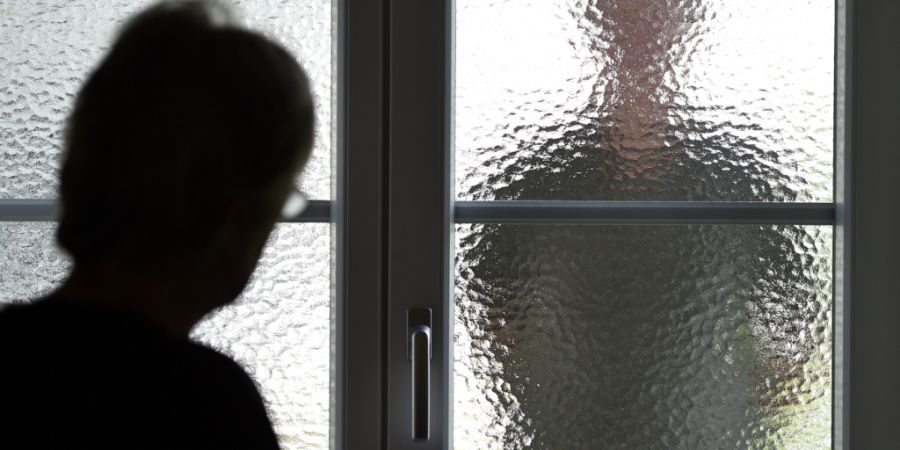 Der bernische Grosse Rat will dafür sorgen, dass Kontakt- und Annäherungsverbote künftig nicht mehr an der Kantonsgrenze enden. (Symbolbild)