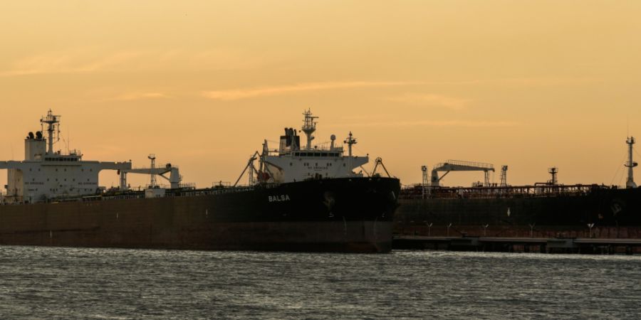 Öltanker liegen an der Cardon-Raffinerie in Punta Cardon, Venezuela, vor Anker. Foto: Matias Delacroix/AP/dpa/Symbolbild