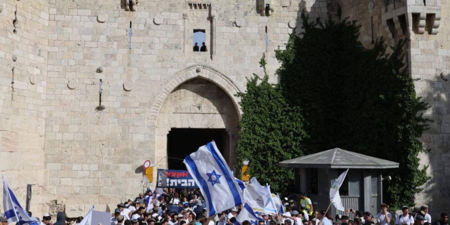 Israelische Siedler nehmen an der Parade zum Jerusalem-Tag am Damaskus-Tor in der Jerusalemer Altstadt teil. An dem israelischen Feiertag wird die Eroberung Ost-Jerusalems im Krieg von ...