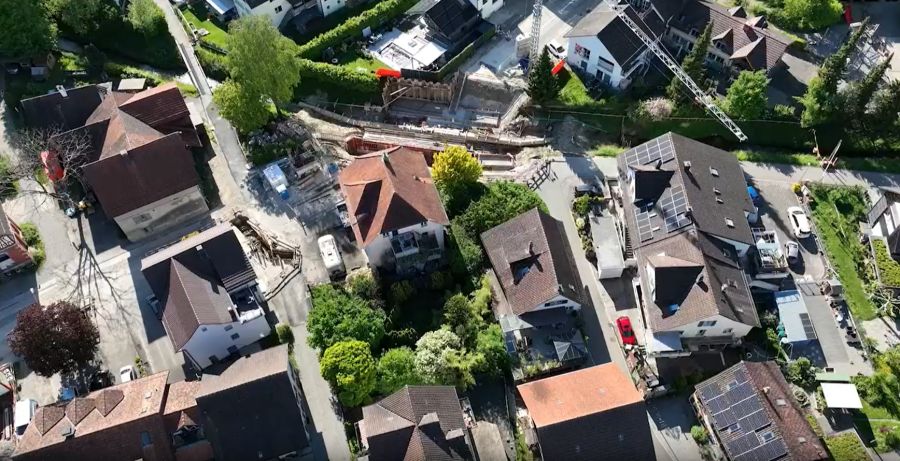 In Müllheim TG sorgen Baustellen für Chaos – doch statt der offiziellen Umleitung laufen immer mehr Leute einfach quer durch einen privaten Garten.