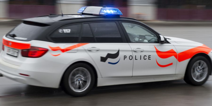 Zwei der Raser hielt die Kantonspolizei Freiburg auf einem Rastplatz an, den Dritten fing sie an einer Autobahnausfahrt ab. (Symbolbild)