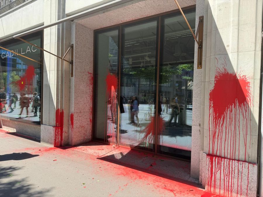 Bei Cadillac wurde die Fassade mit roter Farbe beschmiert.