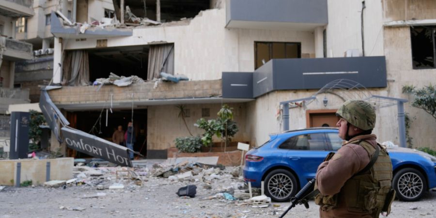 Ein libanesischer Soldat steht vor einem beschädigten Hotel, das von einem israelischen Luftangriff in Hazmieh, östlich von Beirut, Libanon, getroffen wurde. Foto: Hussein Malla/AP/dpa