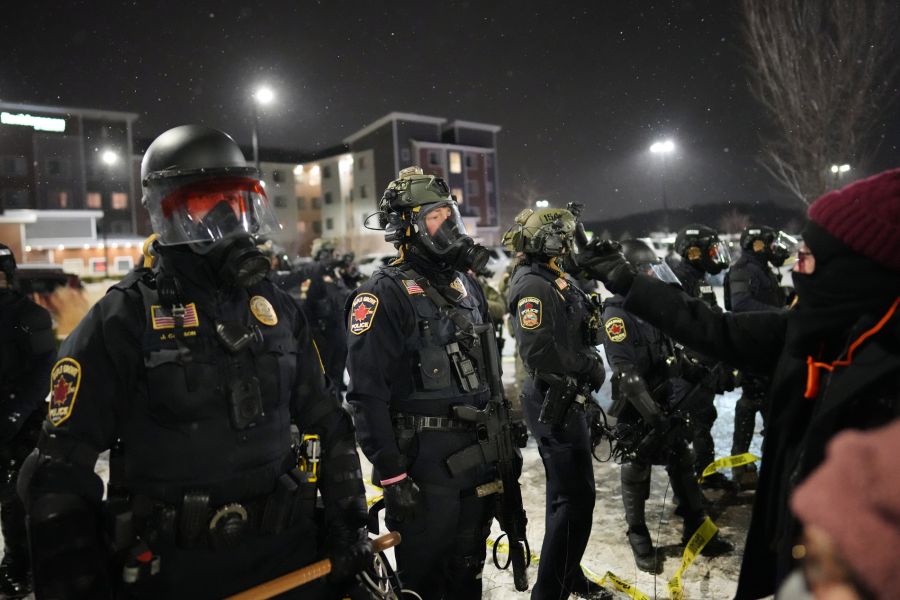 Nun wurden die Befugnisse der Bundesbeamten offenbar ausgeweitet, wie aus einer internen Nachricht hervorgeht. (Im Bild: Polizisten und Demonstrierende stehen sich am 26. Januar 2026 gegenüber)