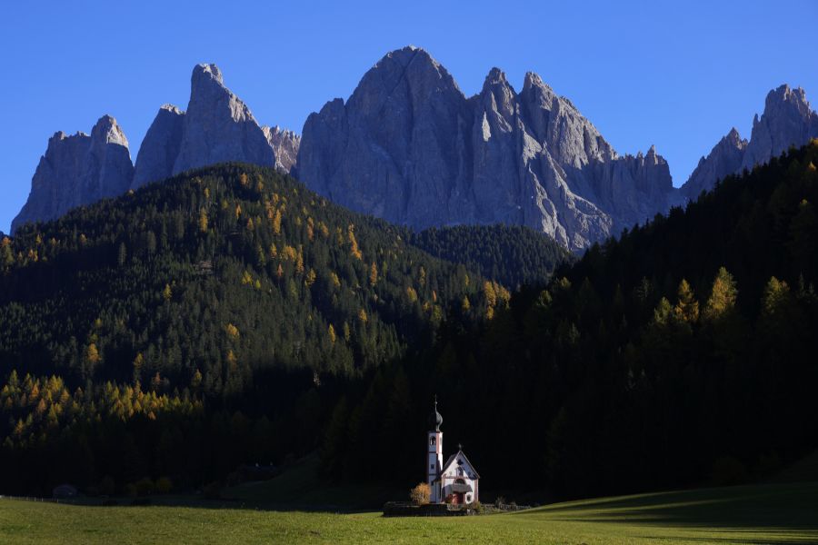 Während sich die Anwohner um ihre Heimat sorgen, strömen immer mehr Touristen zu den Sehenswürdigkeiten im 500-Seelen-Dorf.