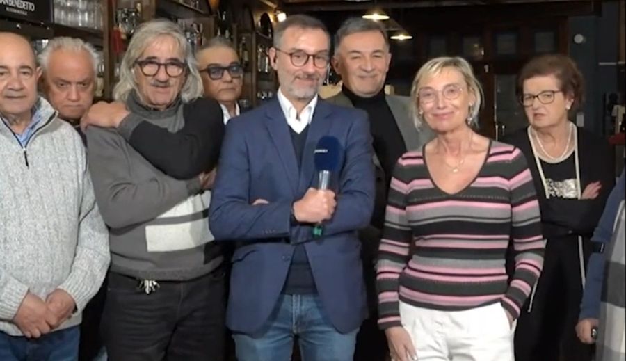 Es sei eine Schande, dass Menschen zur Schau stellten, wie viel Geld sie für ein Abendessen oder ein Hotel ausgäben, sagt die Frau (rechts im Bild).