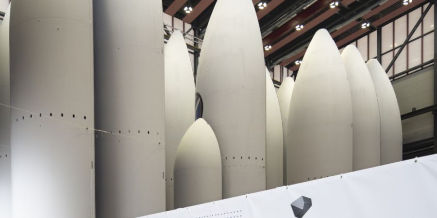 Um die riesigen Spitzen der Ariane-6-Raketen zu lagern, musste Beyond Gravity in Emmen LU die Decke anheben.