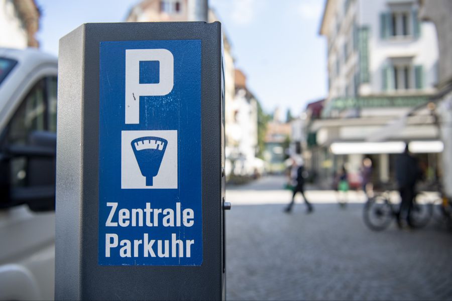 Ein ehemaliger Polizist muss sich am Mittwoch wegen jahrelanger Plünderung von Parkuhren vor dem Strafgericht Basel-Landschaft verantworten. (Symbolbild)