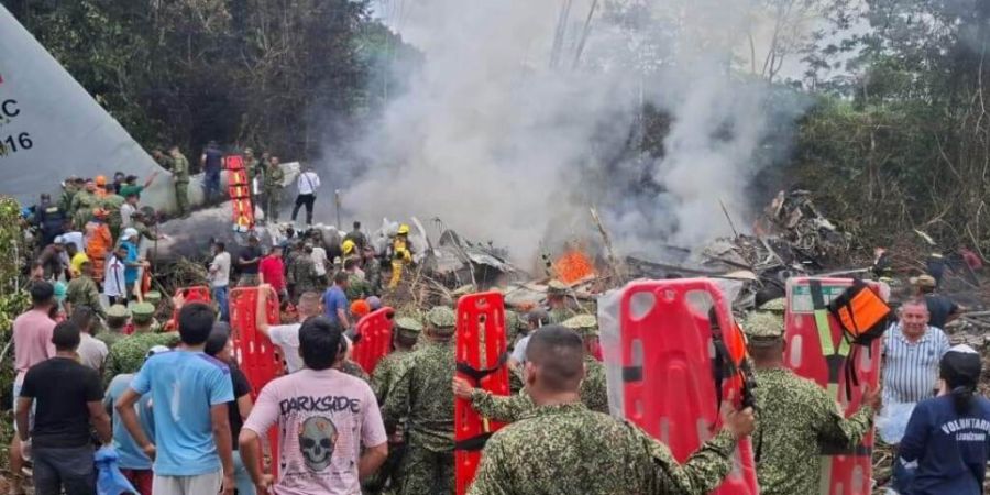 dpatopbilder - Menschen stehen um ein abgestürztes militärisches Frachtflugzeug Foto: Uncredited/MiPutumayo via AP/dpa
